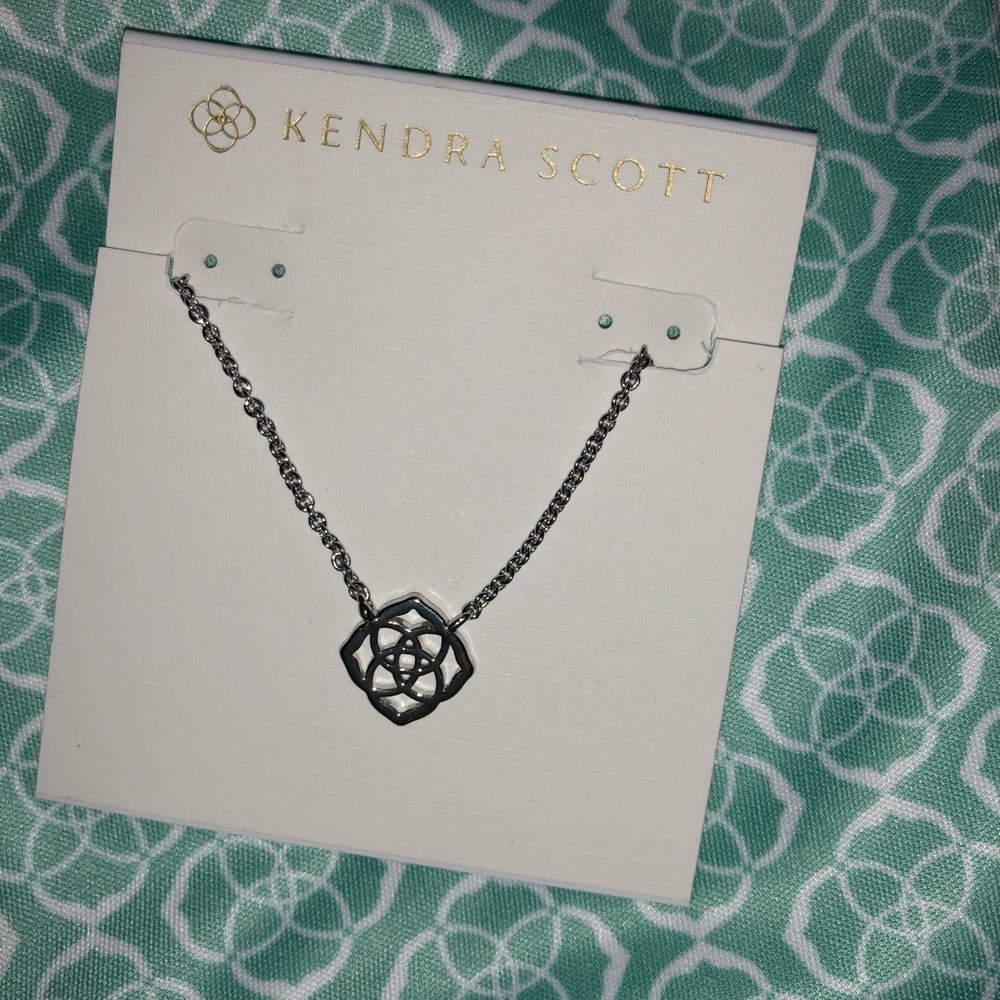 Kendra Scott Decklyn necklace!